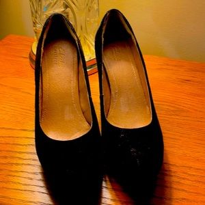 Black suede platform pumps